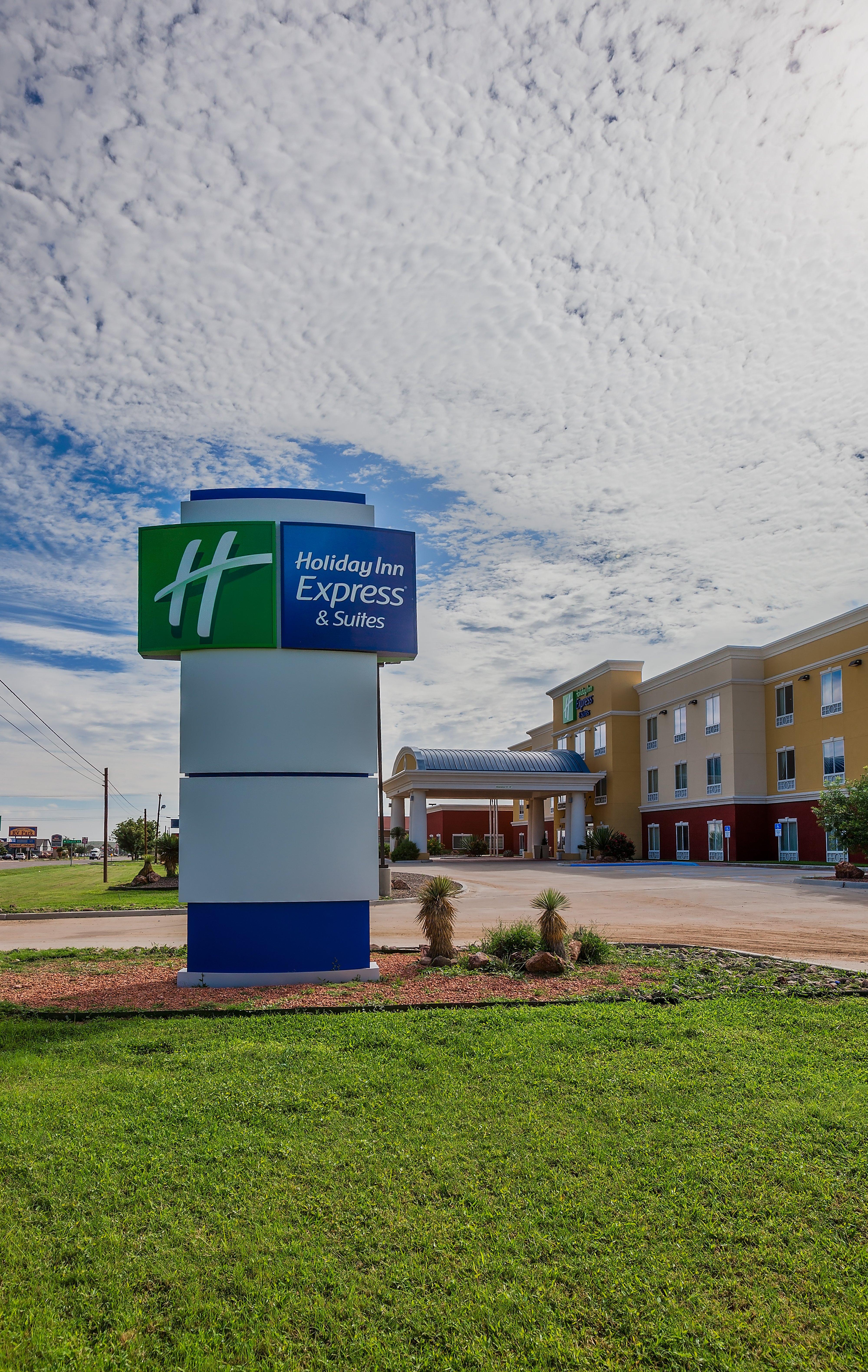 Holiday Inn Express And Suites Alpine By Ihg Esterno foto